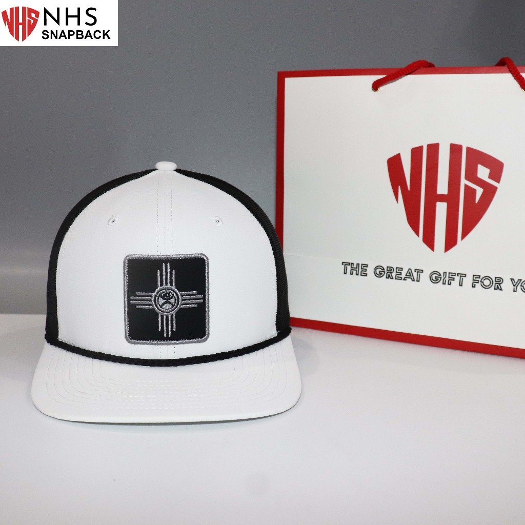 Nón snapback Chữ Thập Nghệ Thuật Trắng phối lưới đen .