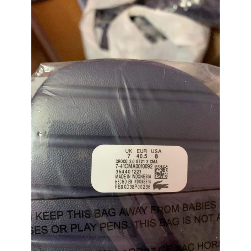 Dép Lacoste , đúc nguyên khối