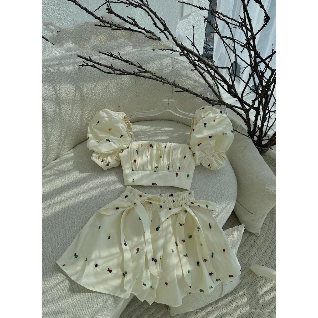 Sét đồ nữ- áo croptop hoa nhí xếp ly ngực tay bồng kèm quần giả váy xòe lưng cao màu be sữa chất thô mềm đi chơi đi biển