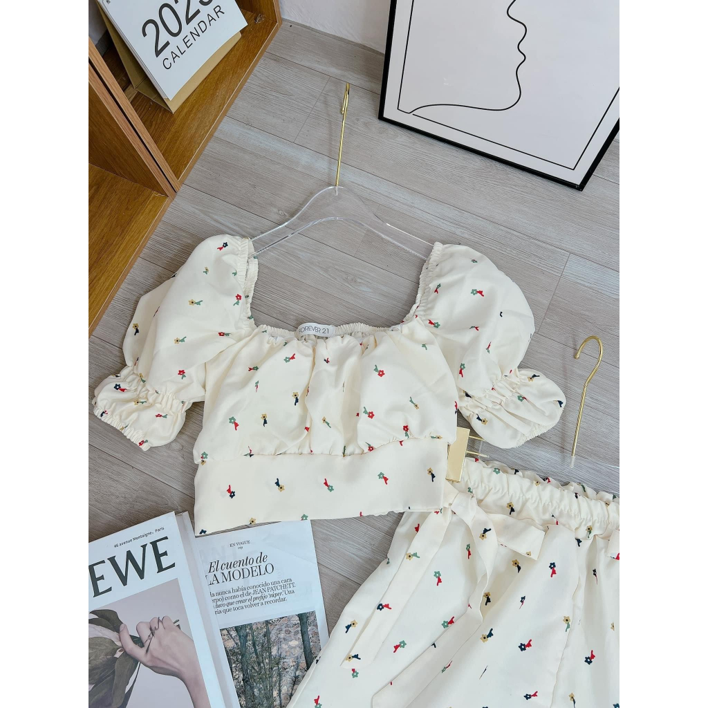 Sét đồ nữ- áo croptop hoa nhí xếp ly ngực tay bồng kèm quần giả váy xòe lưng cao màu be sữa chất thô mềm đi chơi đi biển