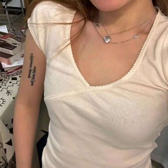 Áo Baby Tee màu trắng Brandy Melville