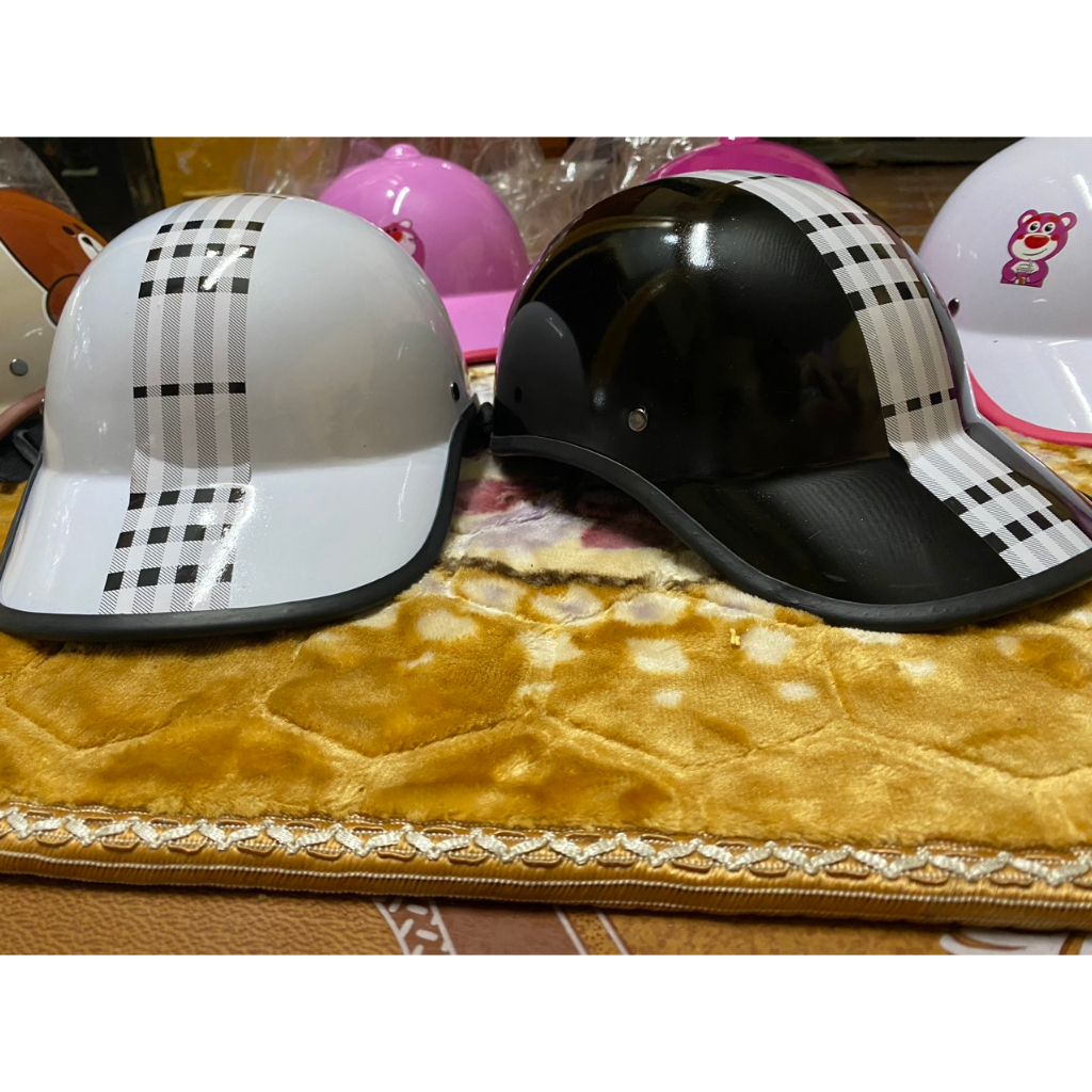 SĨ Mũ Bảo Hiểm Lưỡi Trai Kẻ Sọc Ca Rô Màu Đen, Trắng Siêu Nhẹ Siêu Rẻ