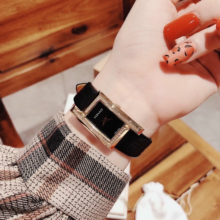 Đồng hồ nữ Versace Greca Icon mặt chữ nhật cách điệu trẻ trung sang trọng | BigBuy360 - bigbuy360.vn