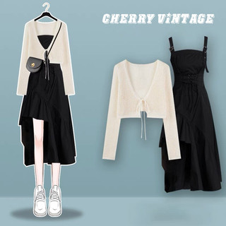  Set váy yếm đen hai dây xẻ một bên chân phối cùng áo khoác cardigan mỏng buộc dây áo khoác lưới dệt kim 
