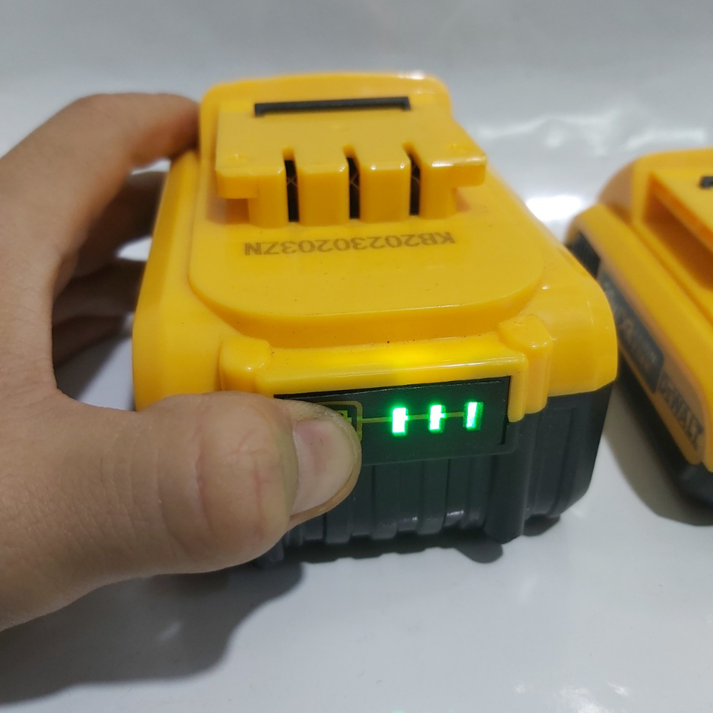 Pin 10 cell 5 cell máy siết bulong, Máy khoan Dewalt 20V- 10 cell pin khủng, hàng tốt. Sạc có đèn báo