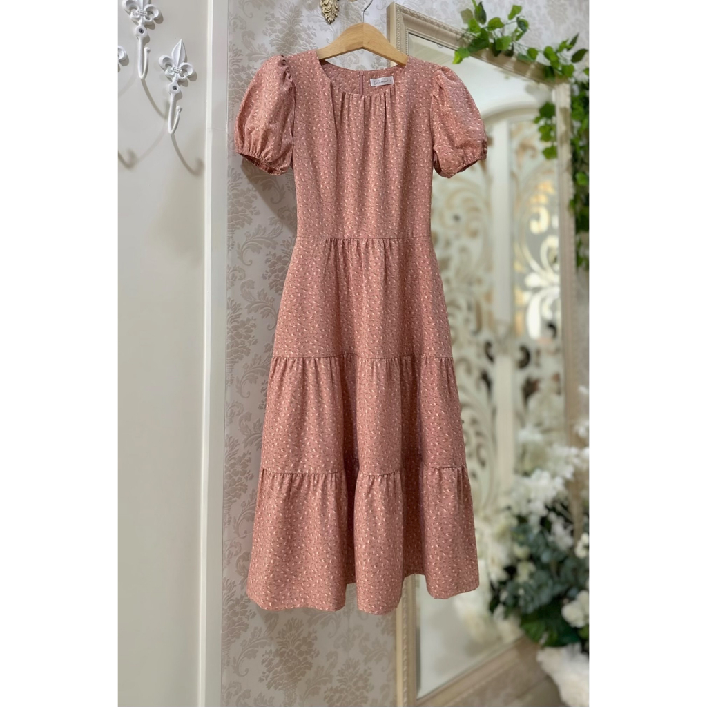 Đầm Midi cổ tròn tay phồng, eo sau dún thun, thắt nơ eo, tùng phối bèo tầng _ D2.782 _ Hồng Bông Ngò Hồng
