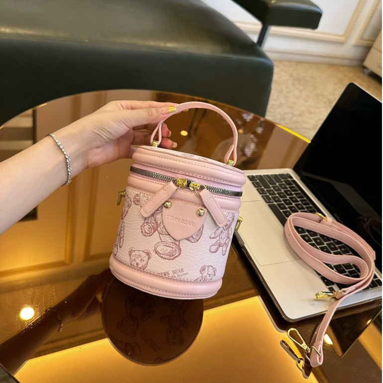 Túi Xách Tay, Đeo Chéo Nữ Dáng Trụ Họa Tiết Gấu Hót T122