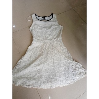 đầm có 2 mẫu lỗi màu dơ