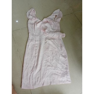 đầm có 2 mẫu lỗi màu dơ