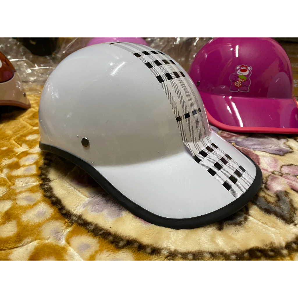 SĨ Mũ Bảo Hiểm Lưỡi Trai Kẻ Sọc Ca Rô Màu Đen, Trắng Siêu Nhẹ Siêu Rẻ