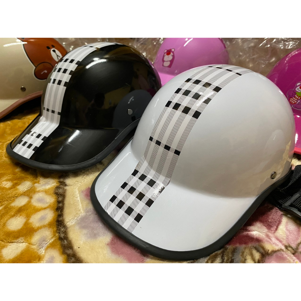 SĨ Mũ Bảo Hiểm Lưỡi Trai Kẻ Sọc Ca Rô Màu Đen, Trắng Siêu Nhẹ Siêu Rẻ