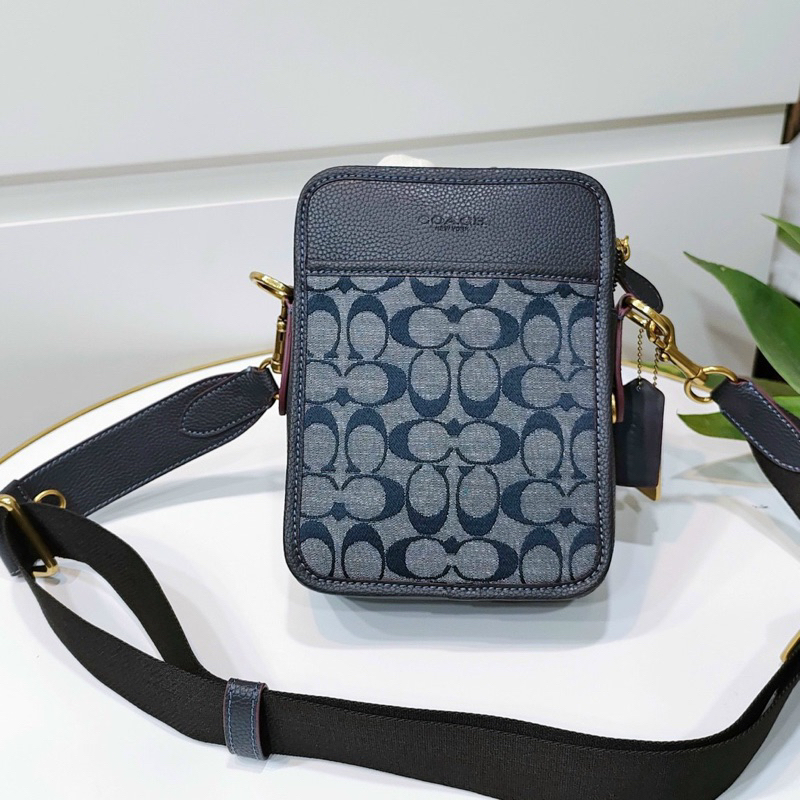 Túi đeo chéo unisex Coach Sullivan Chambray