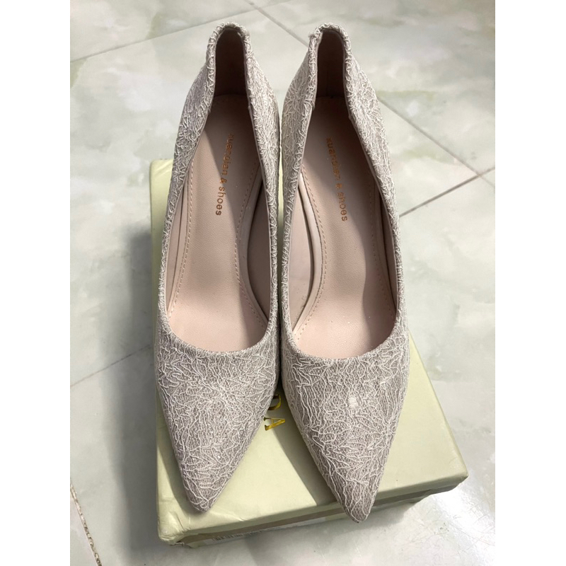 THANH LÝ - Giày cao gót ren kim sa màu kem size 36