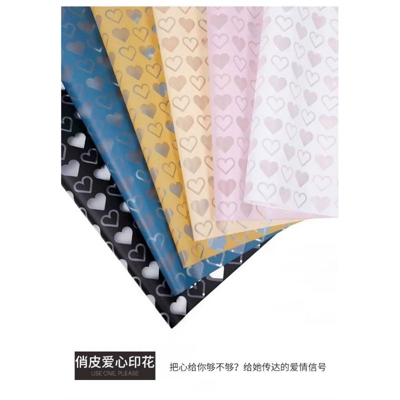 Giấy tim gói hoa 1 xấp 20 tờ.