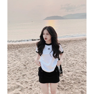 Set áo thun babytee trắng viền đen logo + Chân váy kaki đen túi hộp dáng ngắn