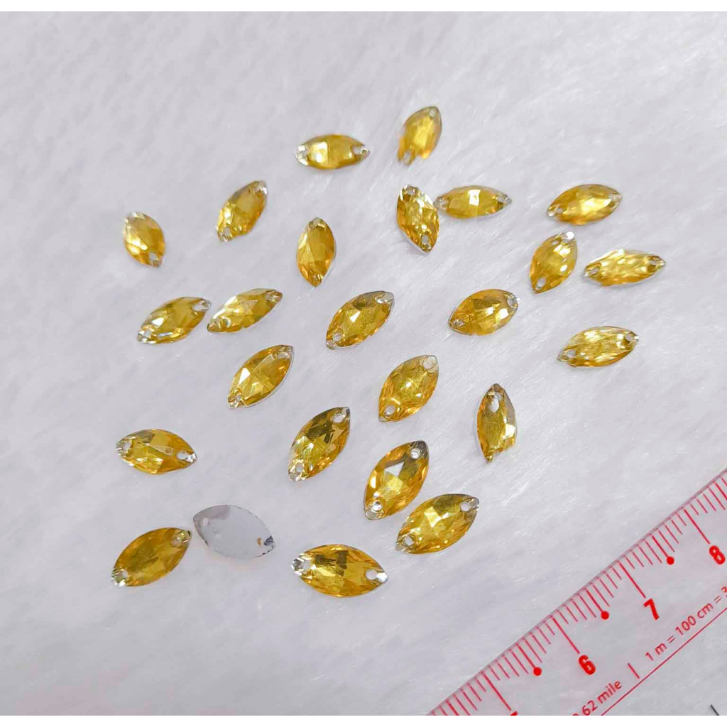 Hạt đá nhựa kết áo 3d hình lá cườm thoi đính váy đầm màu vàng và bạc size 1.2cm