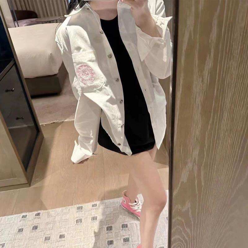 Áo Sơ Mi Tay Dài Logo Đính Đá Thêu Phối Da Chomeheart Cao Cấp