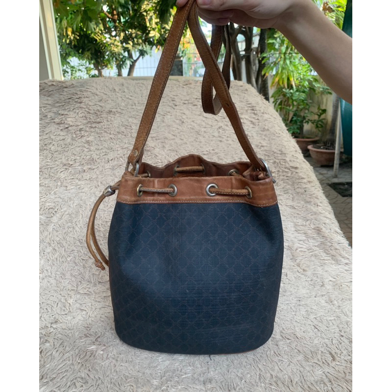 Túi chuẩn si. Túi qua sử dụng. Khách vui lòng xem hình nếu muốn biết thêm thông tin sản phẩm mời khách vô chat . Thanks.