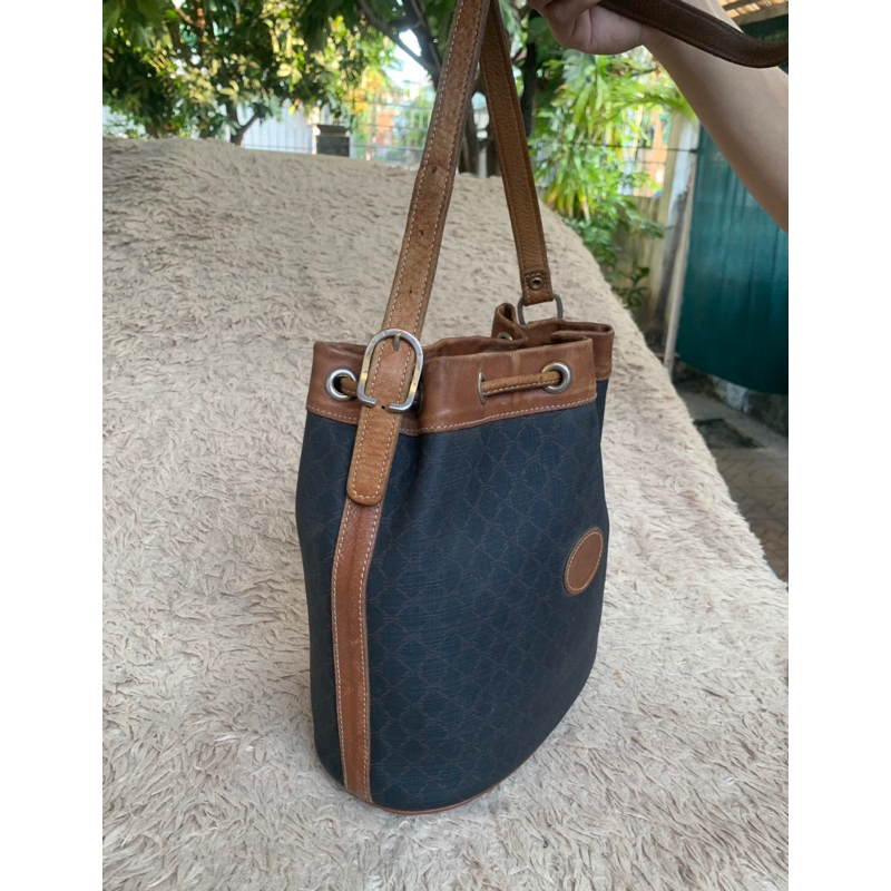 Túi chuẩn si. Túi qua sử dụng. Khách vui lòng xem hình nếu muốn biết thêm thông tin sản phẩm mời khách vô chat . Thanks.