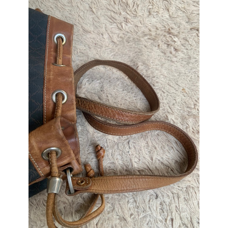 Túi chuẩn si. Túi qua sử dụng. Khách vui lòng xem hình nếu muốn biết thêm thông tin sản phẩm mời khách vô chat . Thanks.