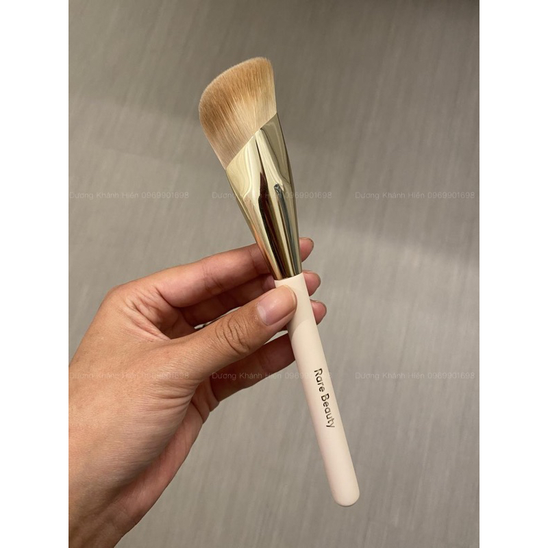 Cọ trang điểm đánh kem nền Rare Beauty By Selena
