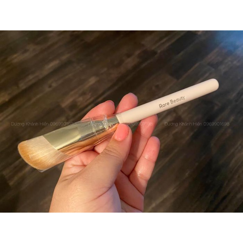 Cọ trang điểm đánh kem nền Rare Beauty By Selena