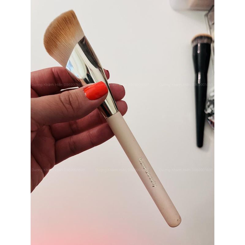 Cọ trang điểm đánh kem nền Rare Beauty By Selena