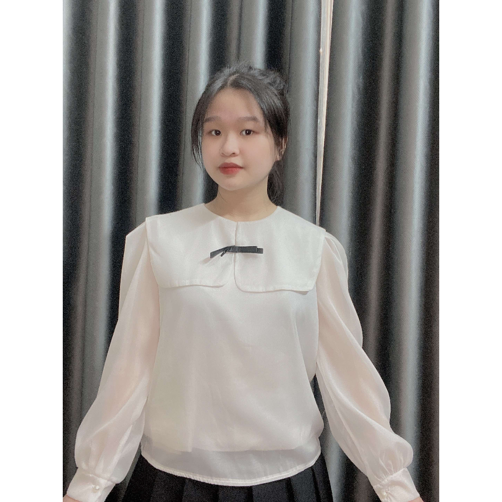 áo sơ mi cổ vuông phối nơ nhỏ trước ngực tạo điểm nhấn