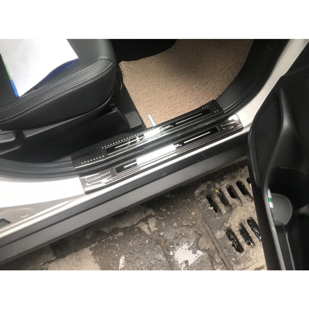 Nẹp cửa xe, ốp bậc cửa xe Outlander 2019 2020 2021 2022 2023 mẫu carbon cao cấp