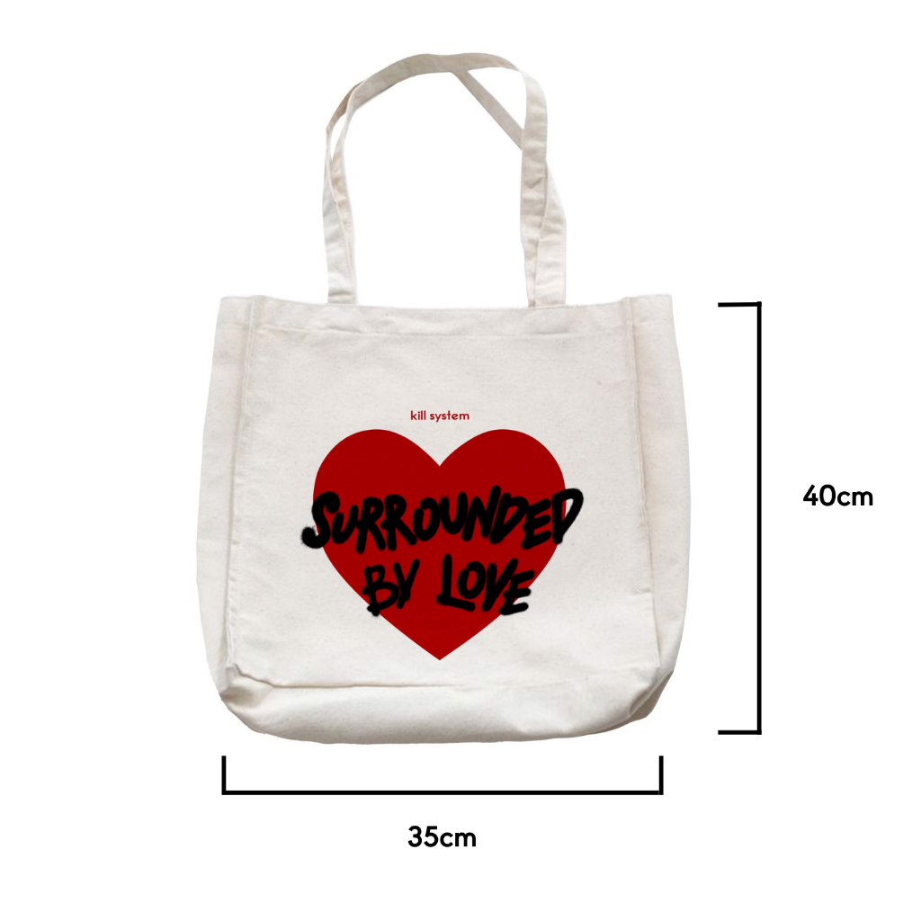 Túi canvas Killsystem màu kem hình trái tim in chữ Surrounder By Love | BigBuy360 - bigbuy360.vn