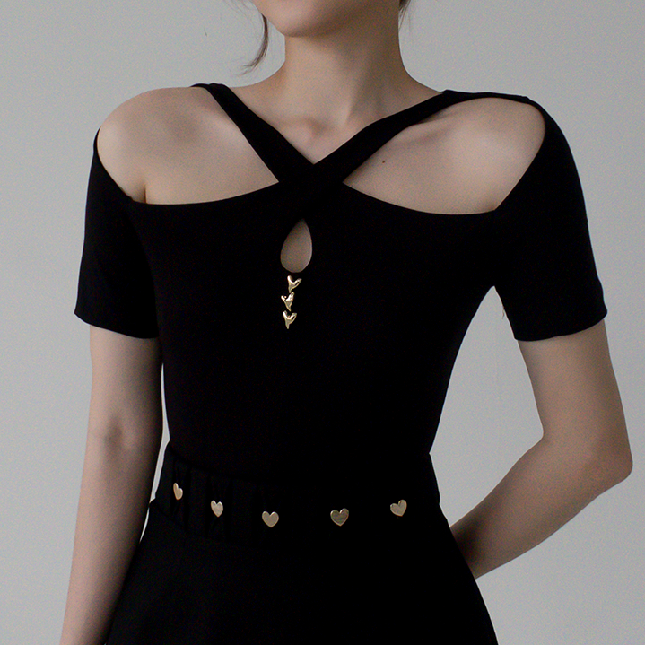 Áo Thun Ôm Body Nữ Tay Ngắn Confi Khoét Xẻ Cá Tính Chân Váy Dự Tiệc Màu Đen