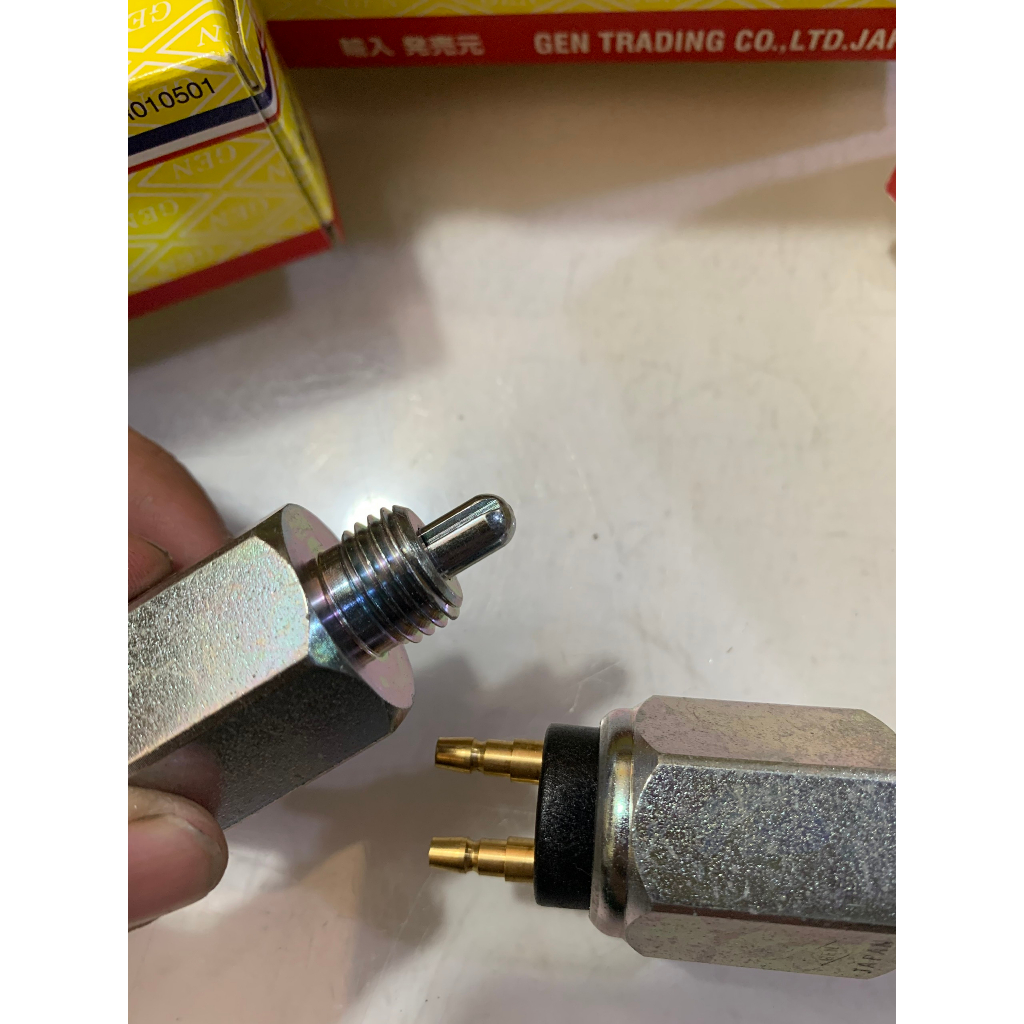 Cảm Biến Báo De, Công Tắc Báo Đèn Lùi, Báo De Xe Tải Hyundai 2,5Tấn, MightyII,.....Loại Xịn