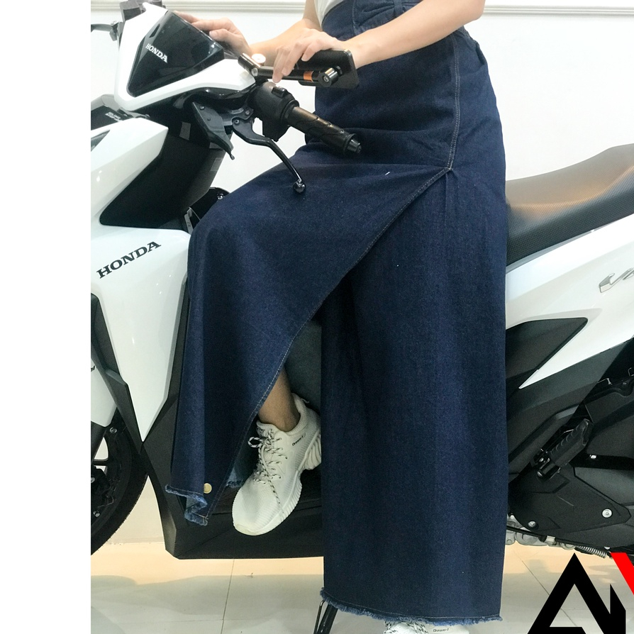 Váy chống nắng loại xẻ tà chất vải JEAN trơn thêu hoa văn co giãn xòe rộng cố định bằng miếng dán kết hợp nút bấm