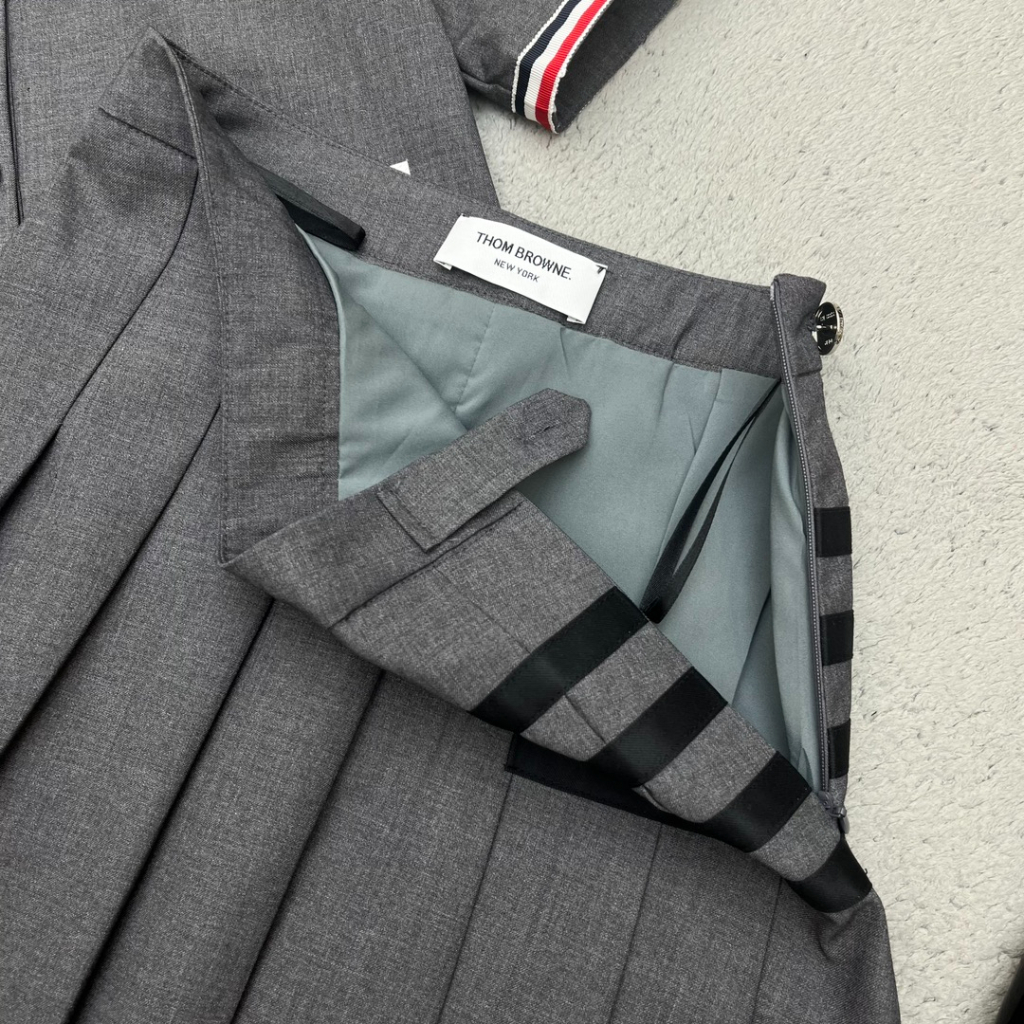 Set áo sơ mi và chân váy thời trang cao cấp Thom Browne phong cách thanh lịch, thời thượng