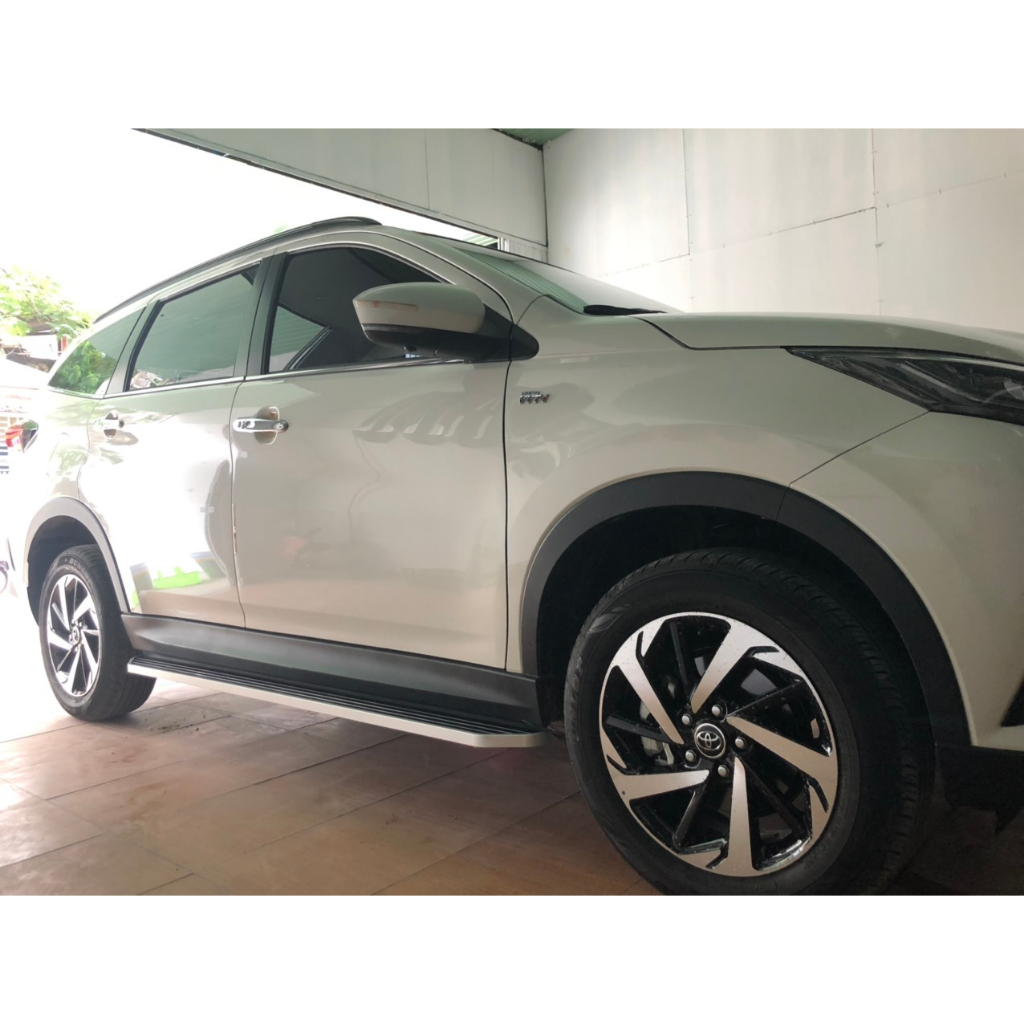 Bệ bước chân, bậc lên xuống xe Toyota Rush 2018 - 2022. NHÔM ĐÚC 100%, Khắc laser logo