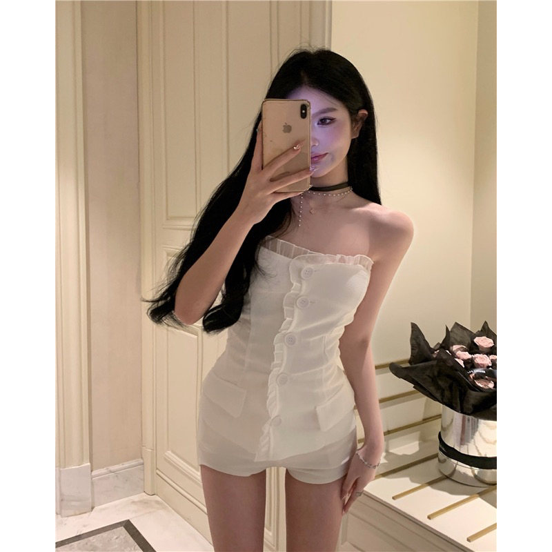 Áo cúp ngực đính nút ở giữa lớp ren trên cực kì sang chảnh