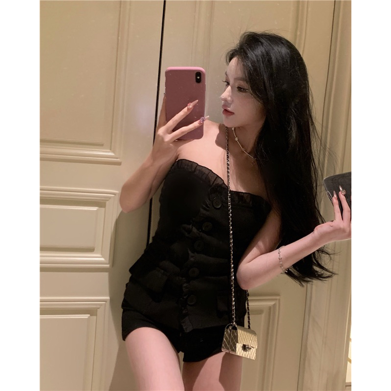 Áo cúp ngực đính nút ở giữa lớp ren trên cực kì sang chảnh