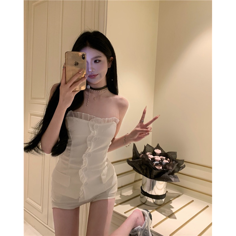 Áo cúp ngực đính nút ở giữa lớp ren trên cực kì sang chảnh