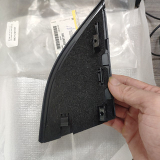 Ốp tam giác góc chữ A dưới Gương xe Captiva hàng chính hãng GM