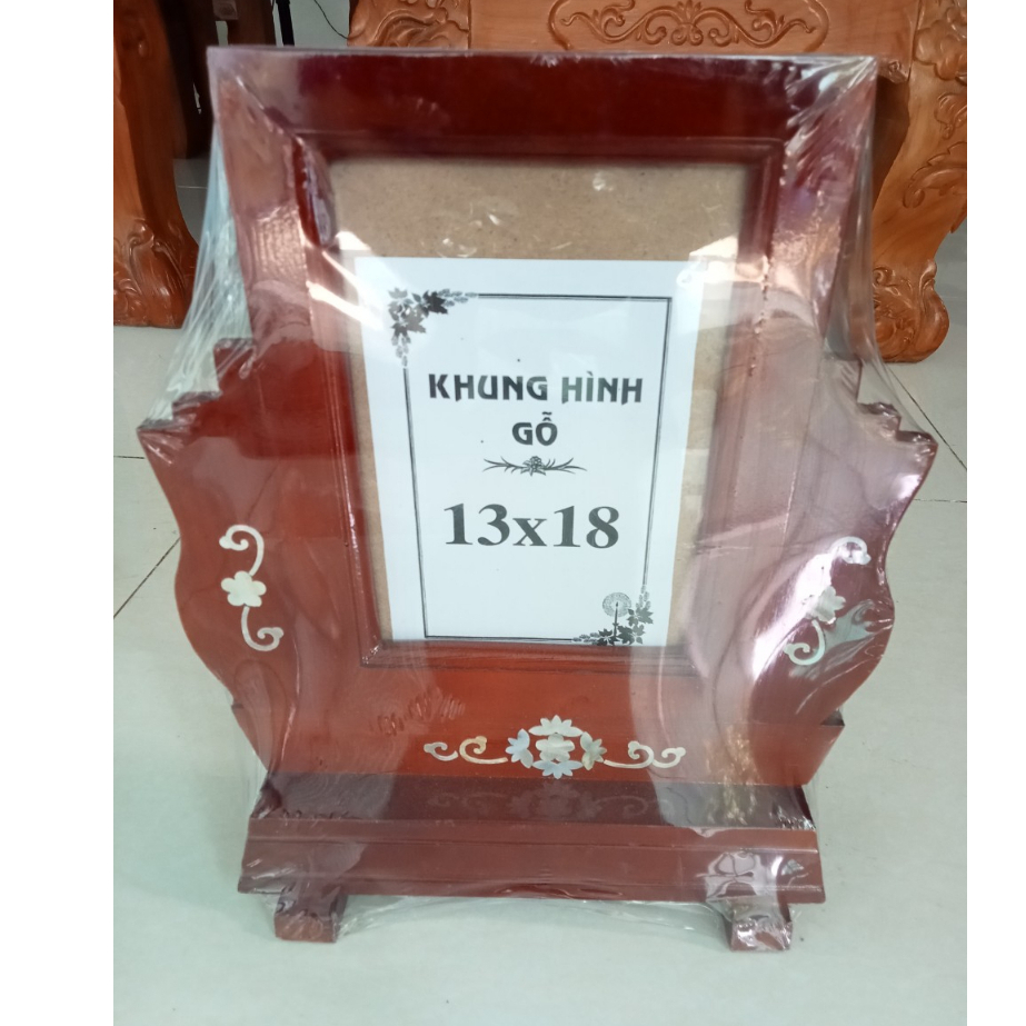 Khung ảnh thờ gỗ 13x18 có chân đế cao cấp giúp ban thờ đẹp ,trang nghiêm hơn