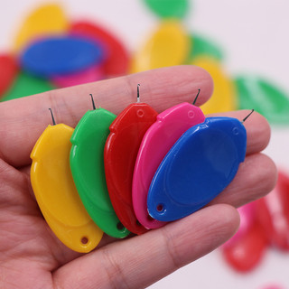 Dụng cụ xỏ chỉ bằng nhựa hình oval nhiều màu sắc