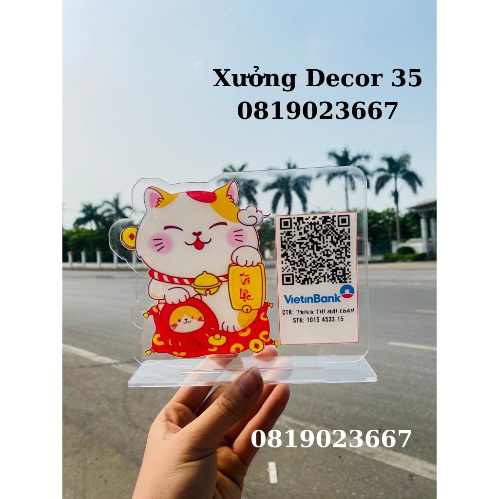 QR code để bàn hình mèo thần tài, hình ông thần tài chất liệu mica