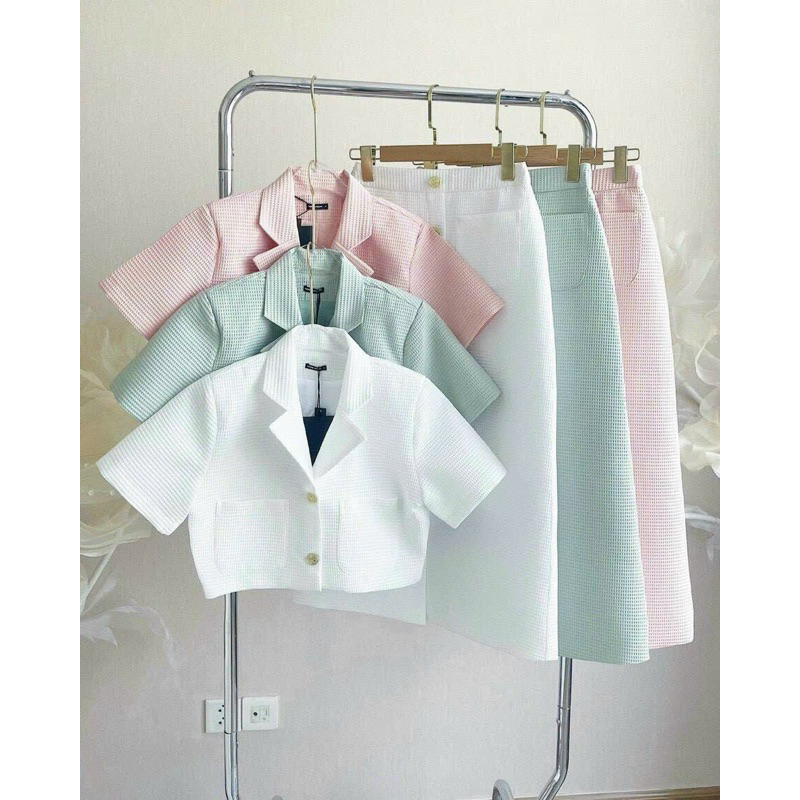 Set áo croptop cổ vest kèm chân váy suông dài