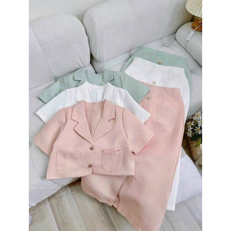 Set áo croptop cổ vest kèm chân váy suông dài