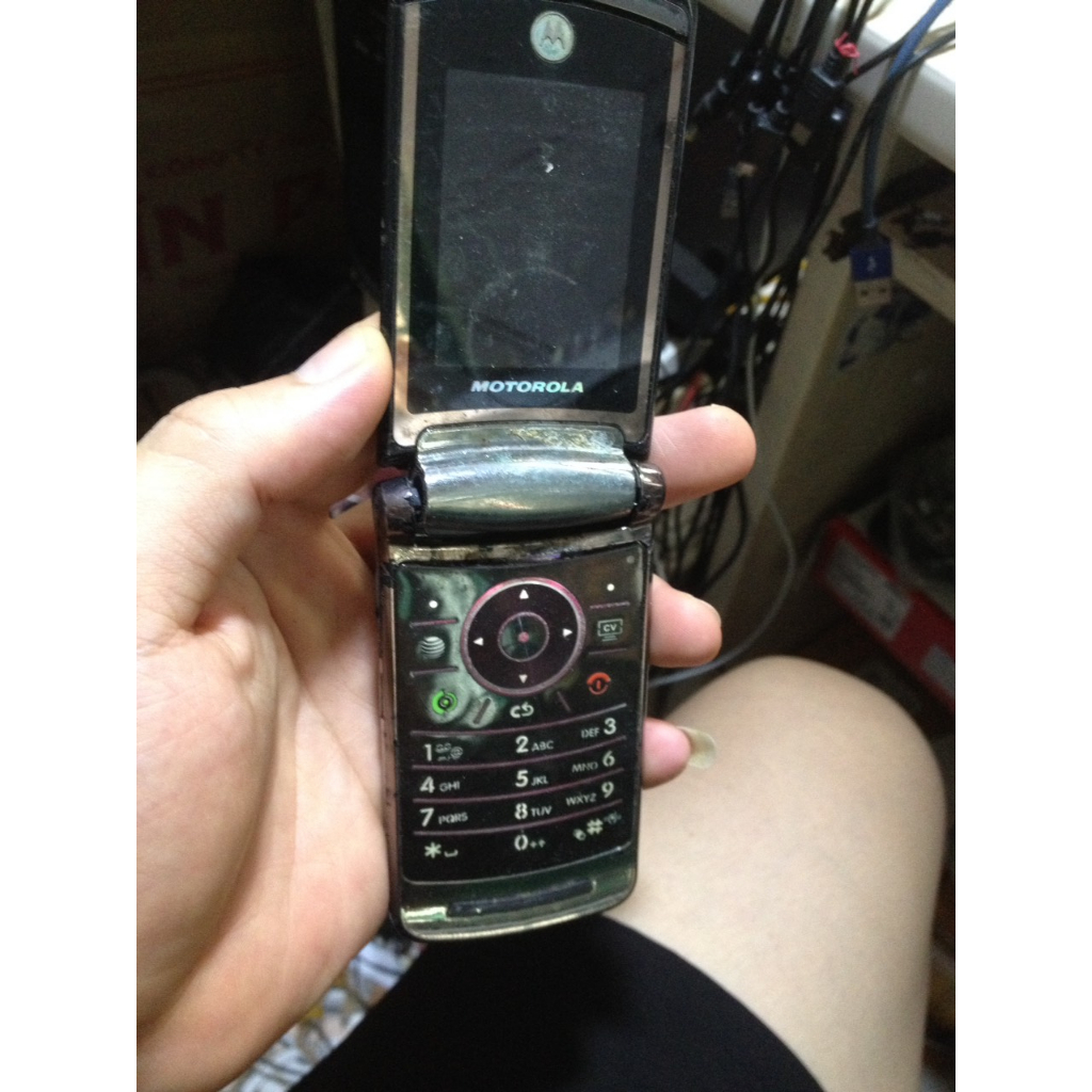 Xác xấu MOTOROLA V8, nứt bể, gẫy cơ gập, chỉ thấy lên đèn phím, có chuông khởi động, không bin, không nắp