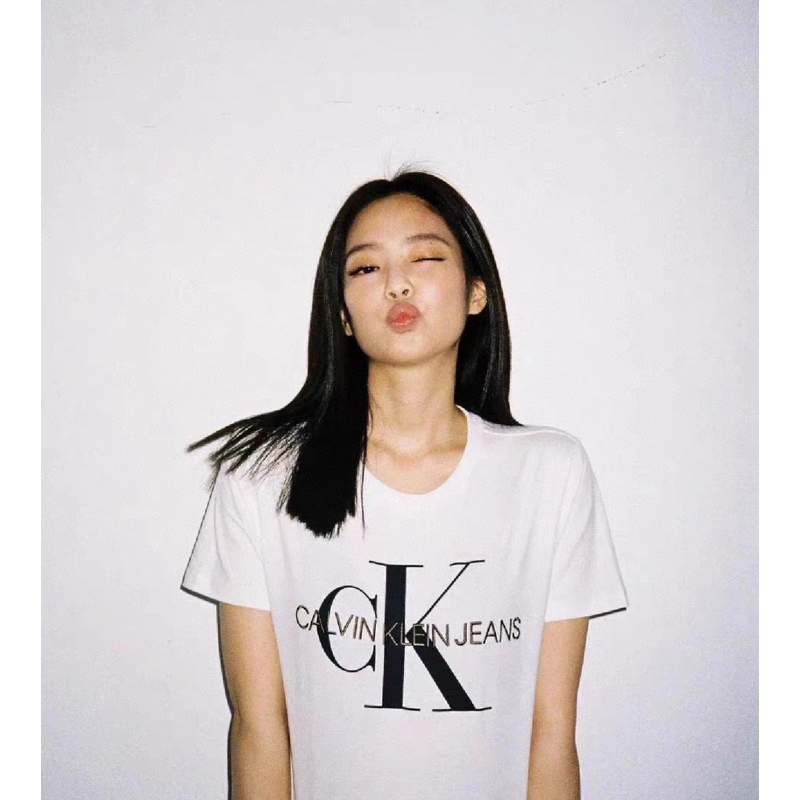 Áo thun JENNIE , JUNGKOOK mang CK màu trắng ,đen,xanh,hồng LOGO Thêu Bản VIP Đỉnh 2023