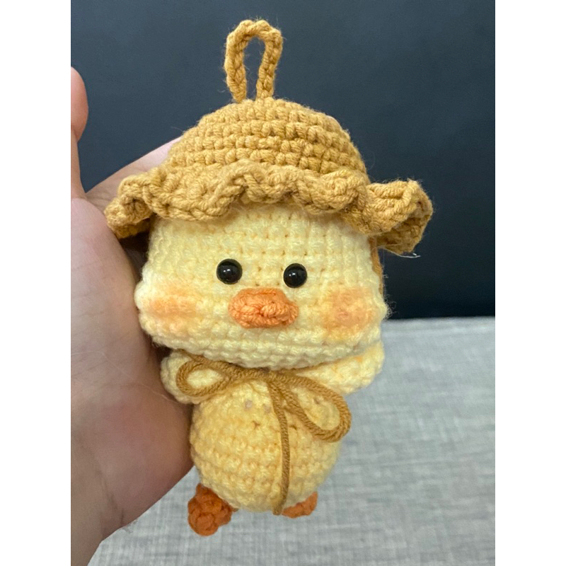 Móc khoá gà con má bánh bao đội nón/ mũ bèo cột dây nơ bằng len nhồi bông siêu dễ thương a