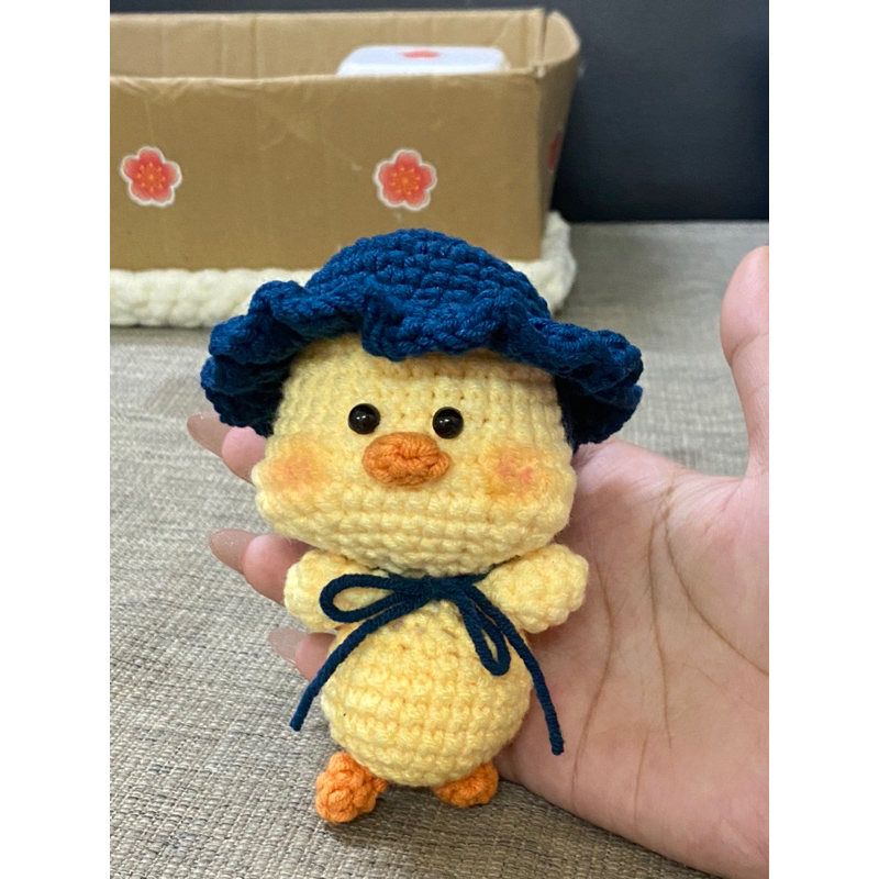 Móc khoá gà con má bánh bao đội nón/ mũ bèo cột dây nơ bằng len nhồi bông siêu dễ thương a