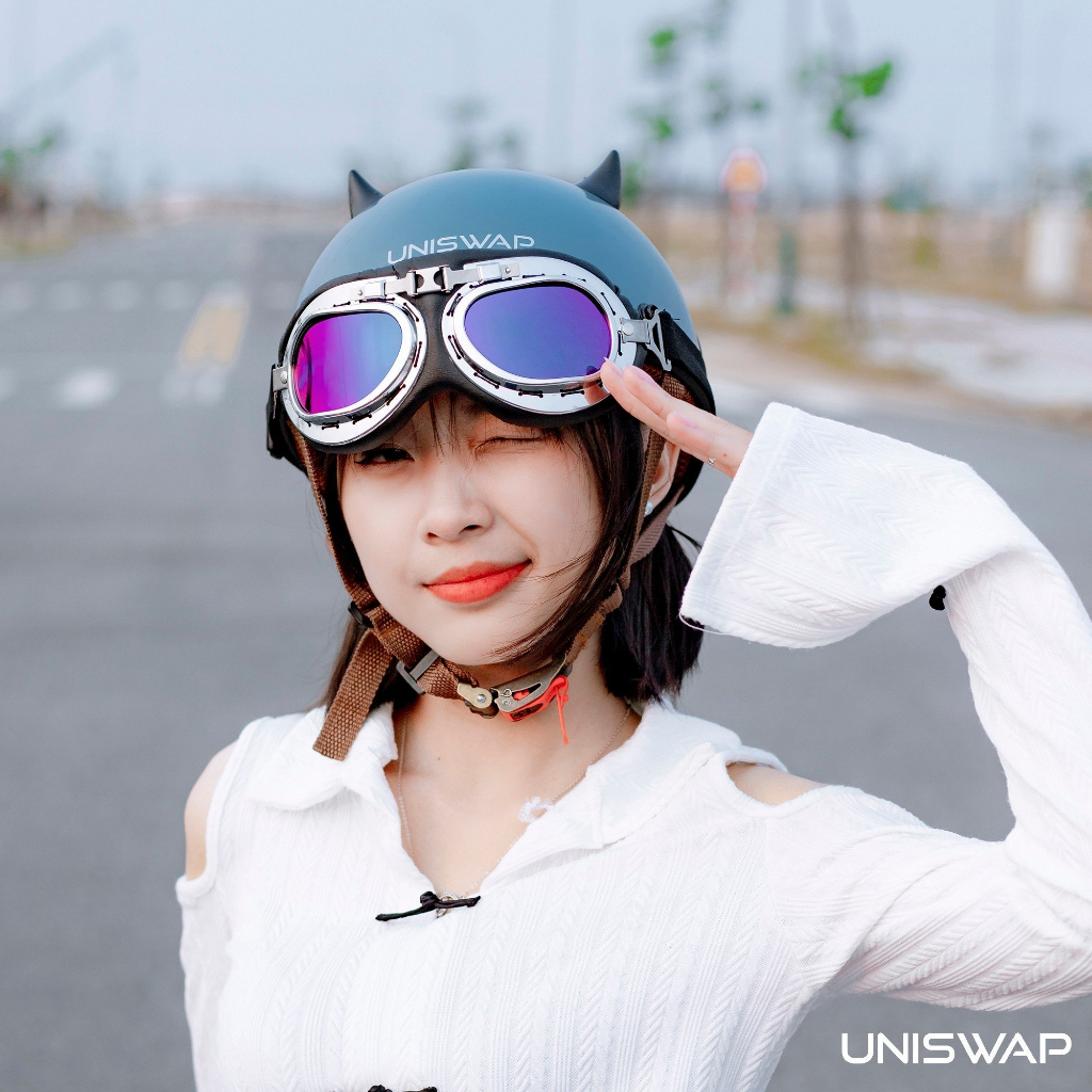 Mũ bảo hiểm nửa đầu UNISWAP gắn phụ kiện sừng mini siêu xinh đi chơi, dạo phố, tặng kèm túi đựng mũ và lưỡi trai
