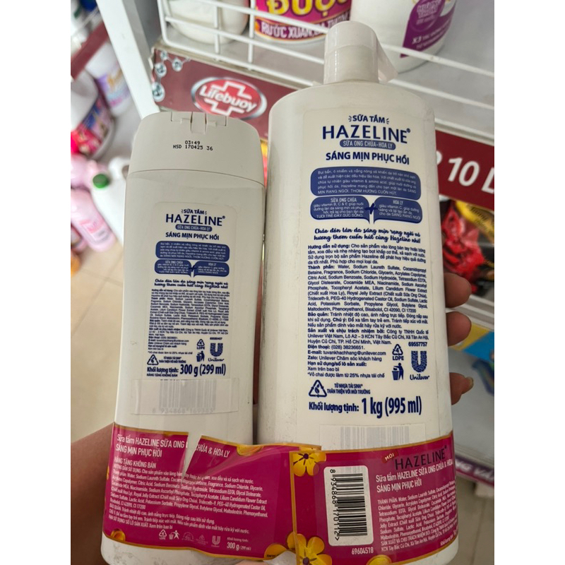 Sữa tắm Hazeline Sữa Ong Chúa Hoa Ly 1kg Tặng chai 350ml